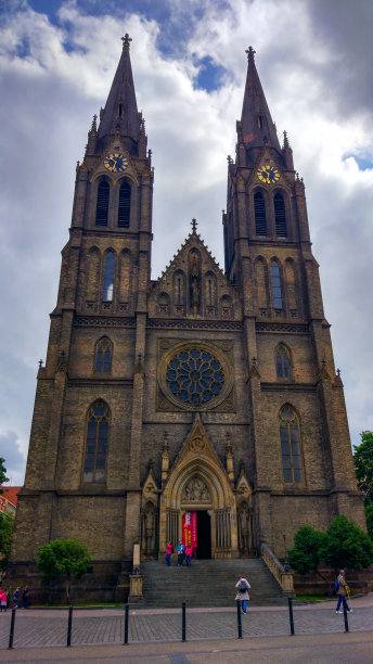 捷克共和国布拉格和平广场的圣路德米拉教堂(Kostel svatÃ©Ludmily)立面的垂直图片(nÃ±mÄstÃ - MÃ-ru)图片下载