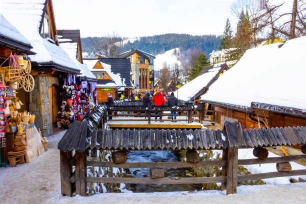 人们走在Zakopane的Krupowki大街上图片下载