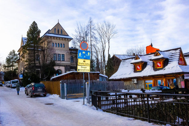 人们走在Zakopane的Krupowki大街上图片下载