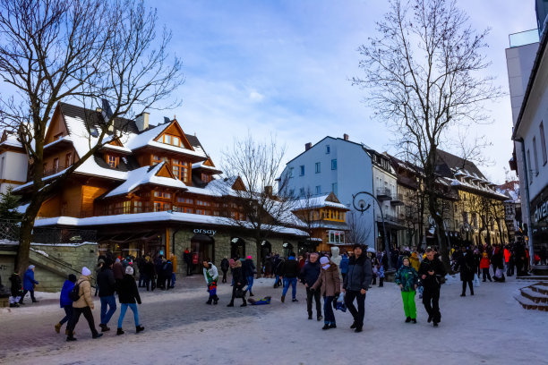 人们走在Zakopane的Krupowki大街上图片下载