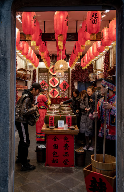 中国最大城市上海的传统旅游市场。2020年农历新年也被称为中国新年或春节，以传统的红灯笼。图片下载