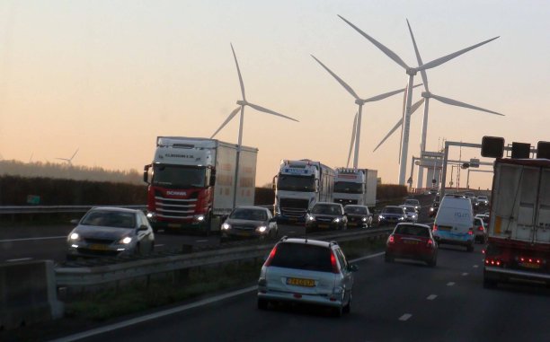 荷兰公路，风车，陆地车辆场景在荷兰欧洲图片下载