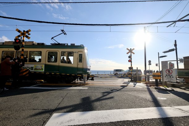 电力铁路列车正通过铁路道口图片下载