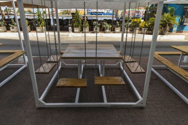 近距离观看关于户外餐饮场所的新想法。公共场所的概念。威廉斯塔德,库拉索岛,09.19.2019。图片下载