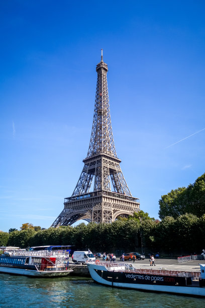 从巴黎塞纳河眺望埃菲尔铁塔图片下载