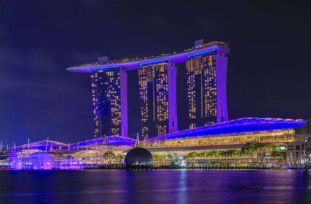 日落后的新加坡，灯光照明著名的豪华酒店，购物中心和赌场滨海湾金沙图片下载