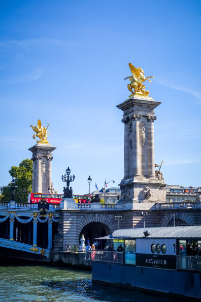 从塞纳河上看亚历山大3号桥图片下载