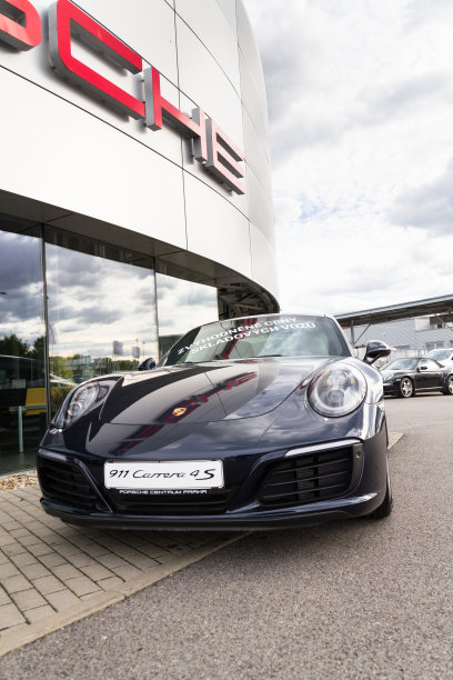 保时捷标志在汽车前的经销商大楼图片下载