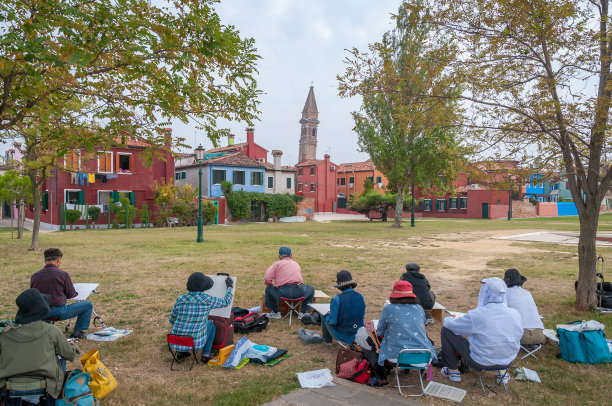 一群亚洲老年人在户外绘制意大利历史建筑。露天绘图类图片下载