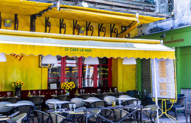 在阿尔勒(普罗旺斯-阿尔卑斯-法国里维埃拉，法国)的一个酒吧激发了梵高的一幅画。图片下载