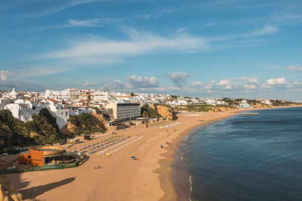葡萄牙阿尔布费拉城市海滩的高视角照片图片下载