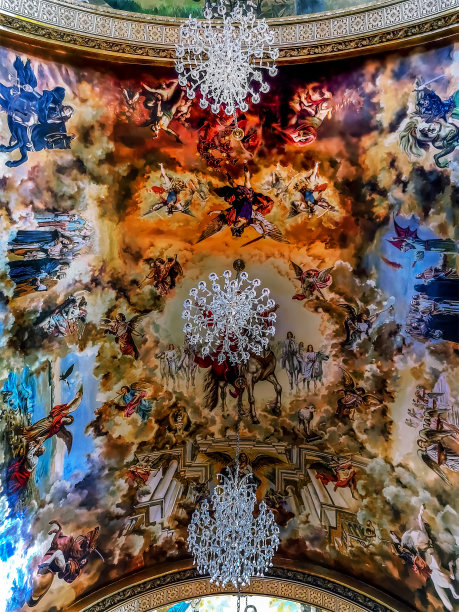 沙姆沙伊赫科普特东正教教堂的天花板和三盏枝形吊灯上画着圣经传说图片下载