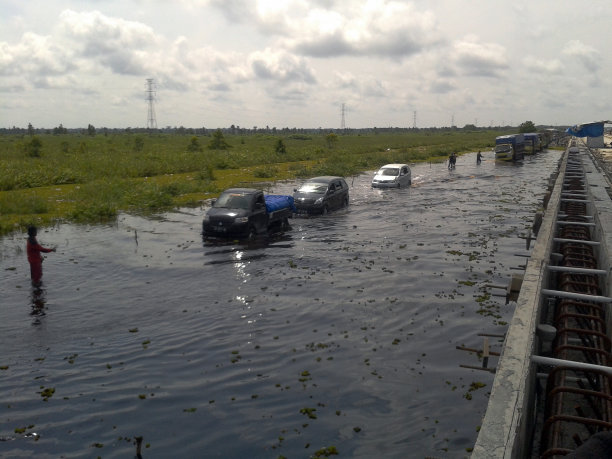 汽车进水了图片下载
