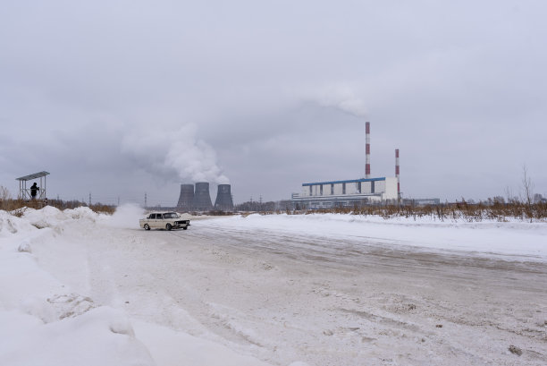 一个不知名的人在山上的三脚架上拍摄了一段视频，这是一辆快速行驶的俄罗斯白色旧车“VAZ Zhiguli”。图片下载