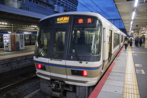 开往奈良的火车在日本京都的火车站停靠图片下载