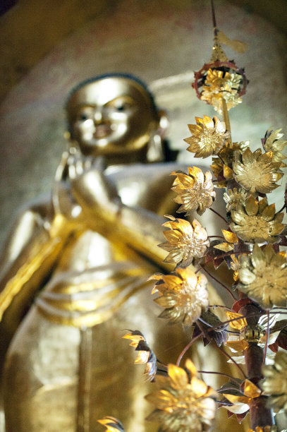 镀金花束背后的金佛，阿难寺，蒲甘，曼德勒地区，缅甸图片下载