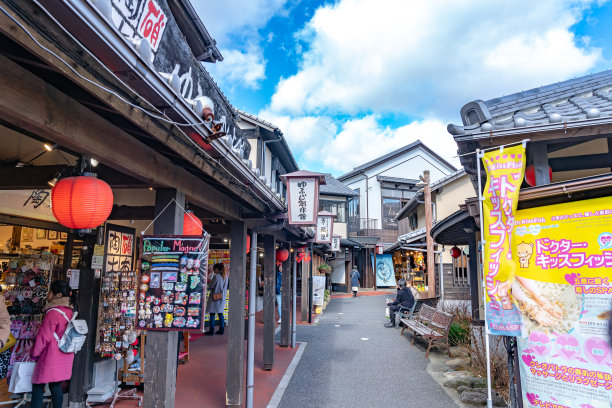 玉福镇的景色，在冬日阳光明媚的日子里，天空湛蓝图片下载