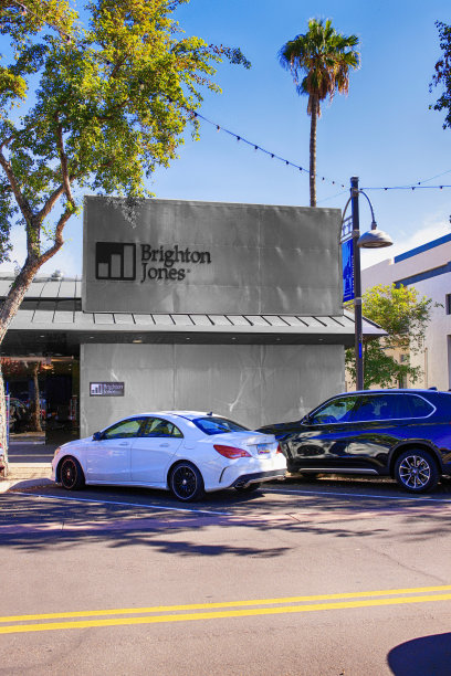 位于亚利桑那州斯科茨代尔老城艺术区的布赖顿琼斯画廊图片下载