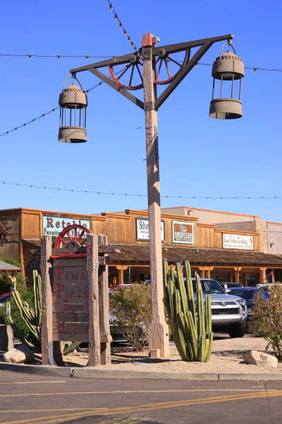 位于亚利桑那州斯科茨代尔老城的皮玛广场入口的西部服饰和美国文化图片下载