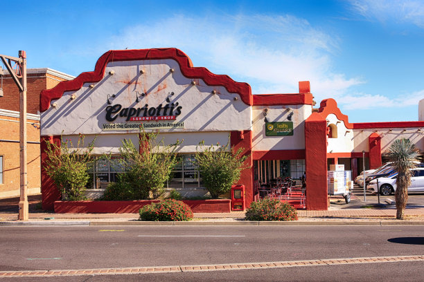 在斯科茨代尔老城的皮马广场，Capriottis三明治店被评为美国最好的三明治图片下载