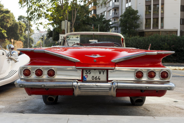 一辆红色的1960年雪佛兰黑斑羚的后视图。图片下载