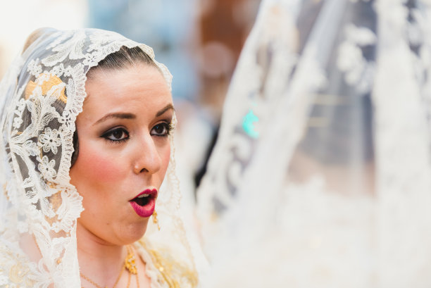 女人们的肖像穿着法拉拉的彩色和豪华的裙子法拉拉。图片下载