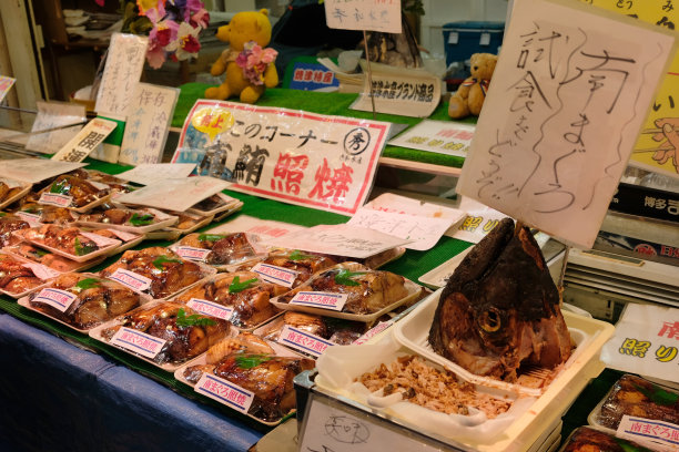 静冈鱼市出售鲜鱼生鱼片及鱼干产品。图片下载