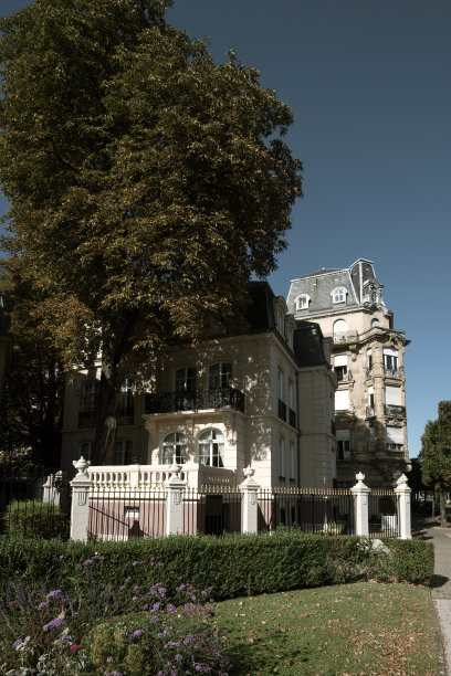 斯特拉斯堡市中心豪华公寓和房地产大楼的街景在一个温暖的秋天的一天图片下载