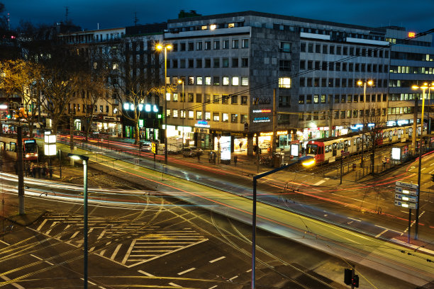 德国北威州科隆的巴巴罗萨广场，在日出的夜晚，有cartrails。商业交通开始了。图片下载