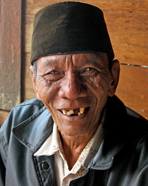 苏门答腊岛的一位印尼老人图片下载