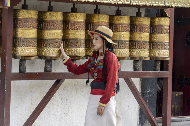 6月27日，中国西藏拉萨城关区，美丽的化妆少女身着藏族传统服饰，佩戴藏族传统珠宝图片下载