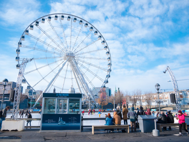 人们在蒙特利尔旧港口的溜冰场上玩图片下载