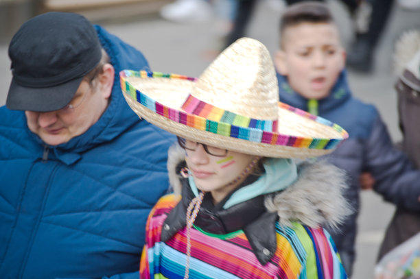 年轻的女士戴着墨西哥宽边草帽在街头狂欢节在德国。图片下载