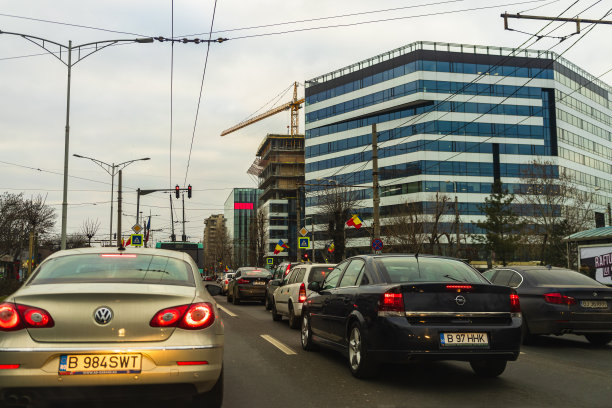 布加勒斯特傍晚高峰时间。图为2020年罗马尼亚布加勒斯特交通状况的汽车照片图片下载