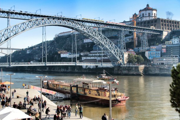 杜罗河上有典型的葡萄牙船，叫拉伯罗斯图片下载