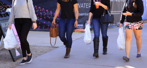 近距离四名女性购物者在时尚广场，斯科茨代尔AZ图片下载