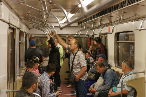 莫斯科地铁车厢里人们的照片。图片下载