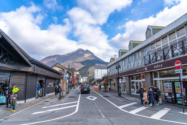 玉福镇的景色，在冬日阳光明媚的日子里，天空湛蓝图片下载