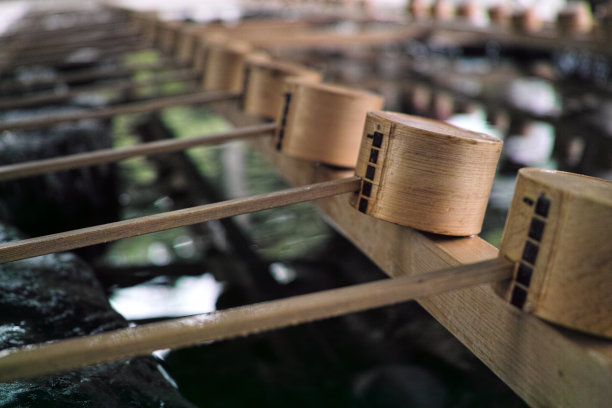 Chozuya ladels排着队让人们洗手和漱口图片下载