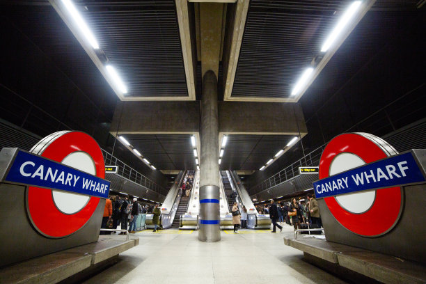 工作日金丝雀码头地铁站的通勤者图片下载