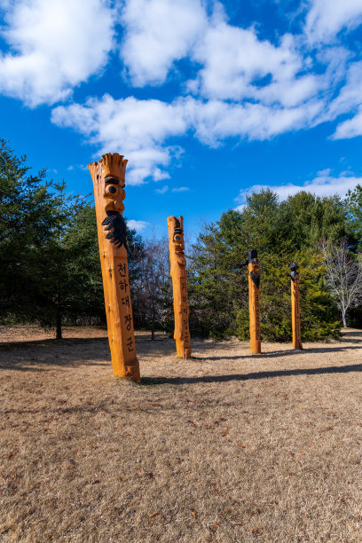 传统韩国图腾柱的垂直照片图片下载