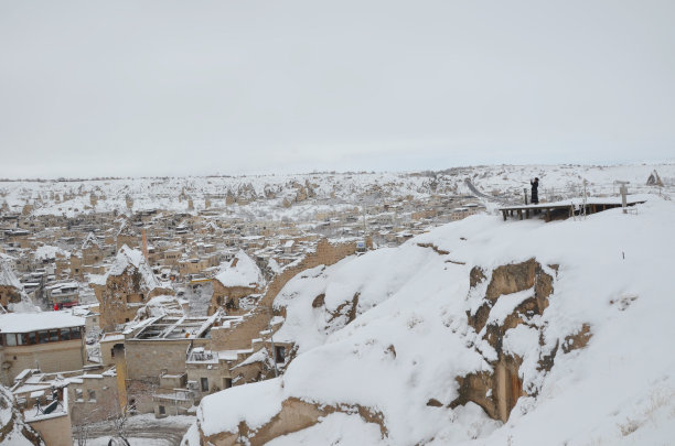 人们在卡帕多西亚山顶拍照。图片下载