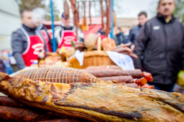 人们在街头市场的小摊上买烟熏肉图片下载
