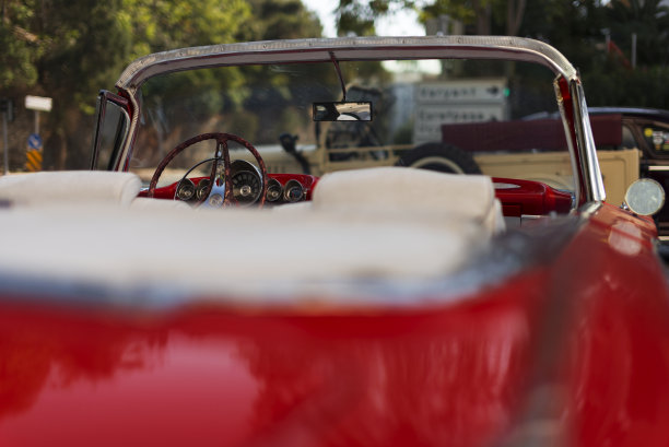 一辆红色的1960年雪佛兰黑斑羚的后视图。图片下载