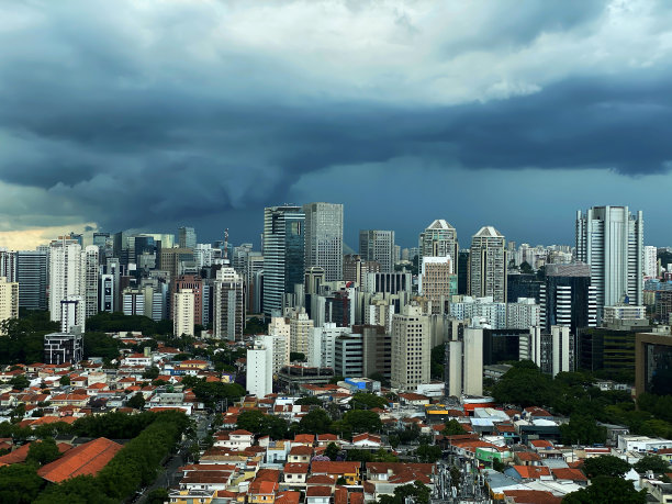 下雨的城市圣保罗，巴西。图片下载