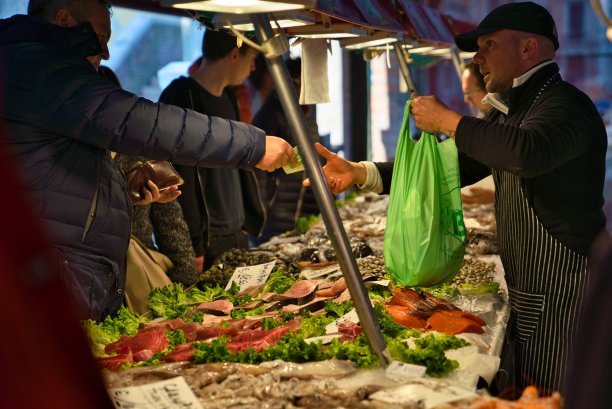 在意大利威尼斯买鱼图片下载