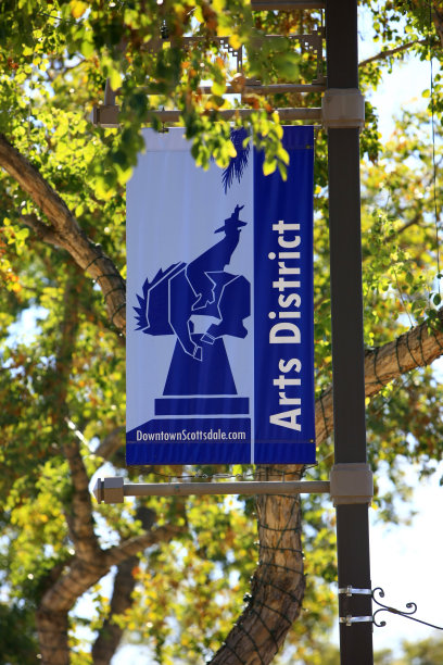 蓝色和白色的艺术区旗帜自由悬挂在老城斯科茨代尔AZ图片下载