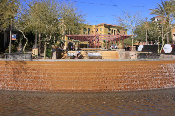 人们在斯科茨代尔州南桥区的瀑布公园里放松图片下载