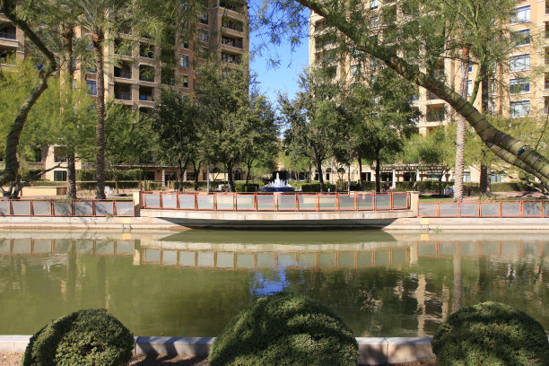 一个阳光明媚的日子在斯科茨代尔AZ的亚利桑那运河岸边的混合使用现代发展图片下载