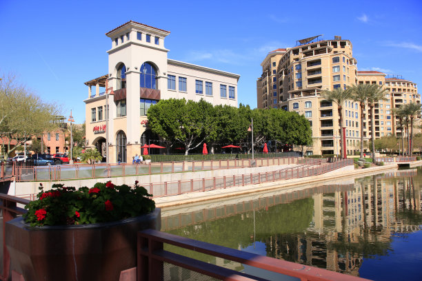 一个阳光明媚的日子在斯科茨代尔AZ的亚利桑那运河岸边的混合使用现代发展图片下载